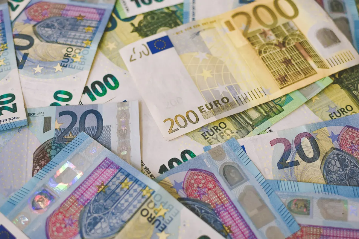 Verstreute Euroscheine in verschiedenen Werten