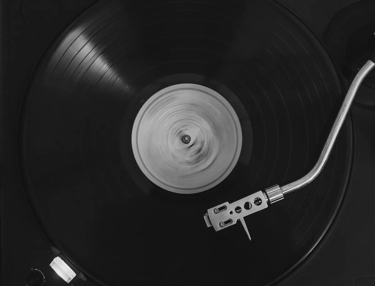 Disque vinyle avec bras de lecture sur la platine