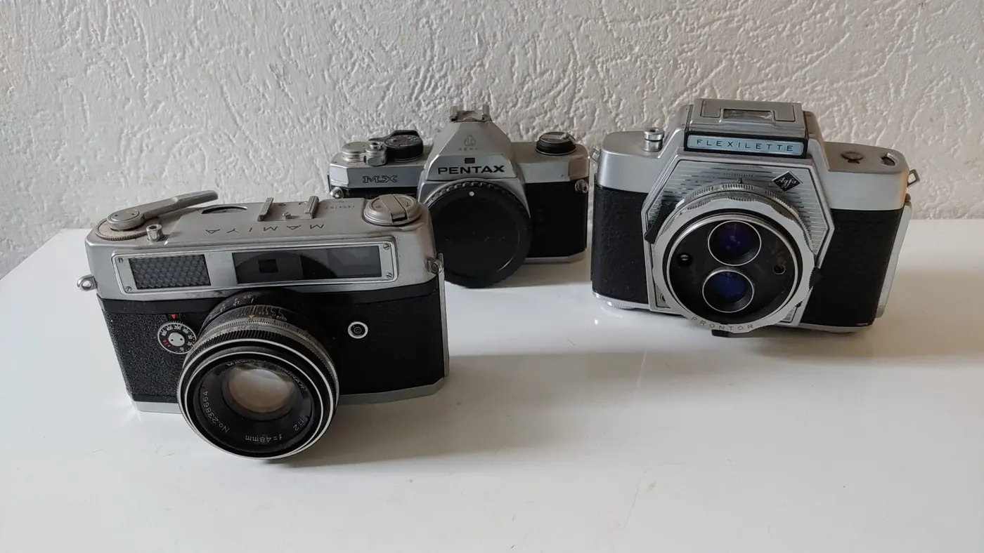 Drei alte Kameras: Mamiya, Pentax MX und Agfa Flexilette