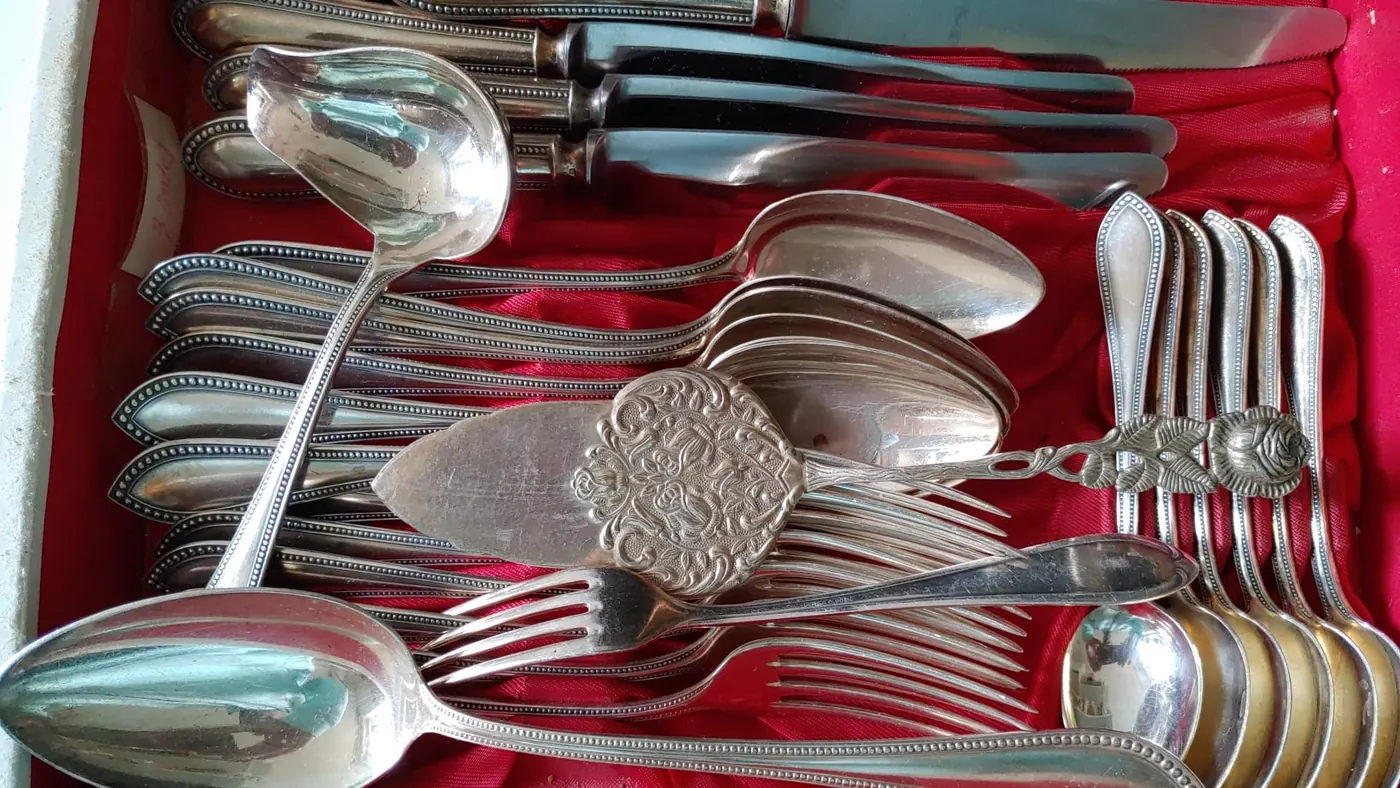 Couverts en argent dans un coffret rouge