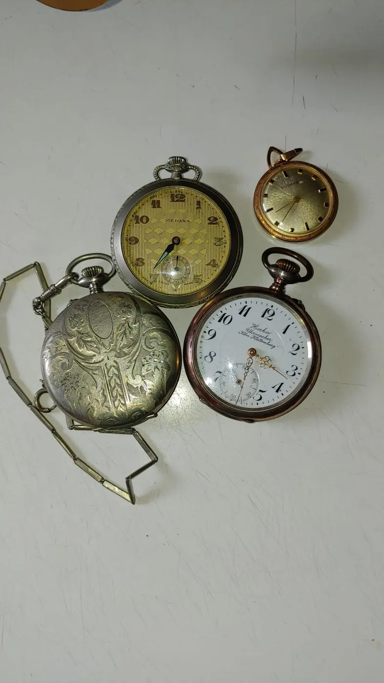 Quatre montres de poche avec chaîne